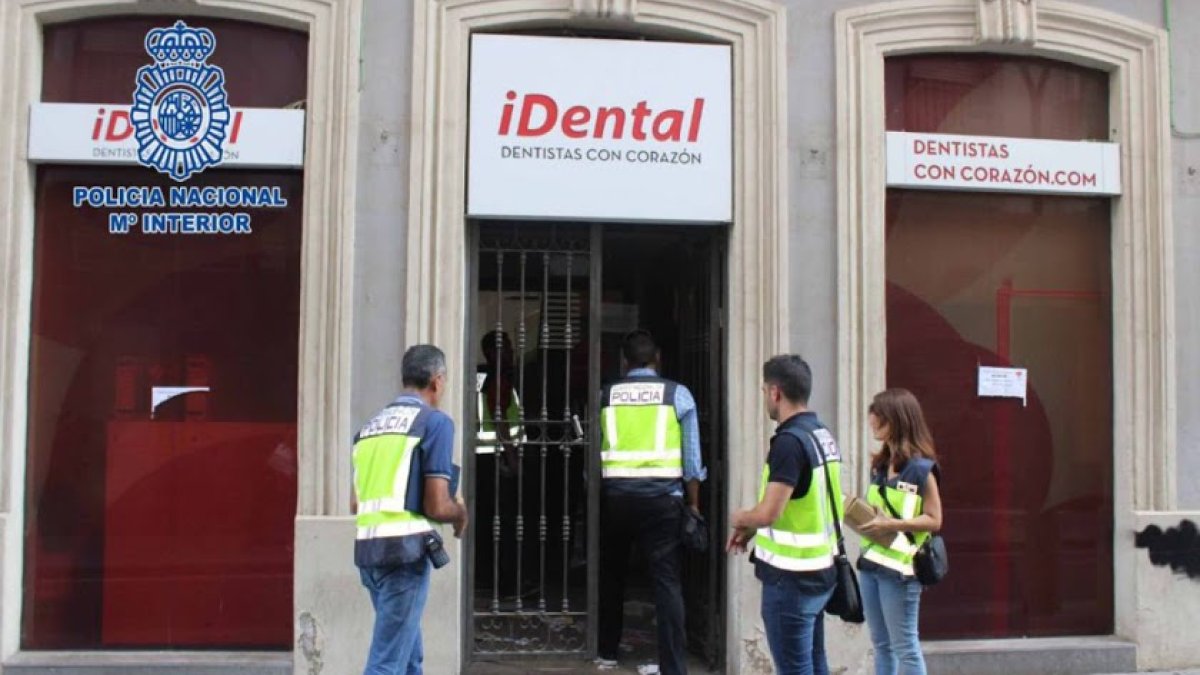 Registro policial en la sede de iDental de Almería, ubicada en la calle Granada.