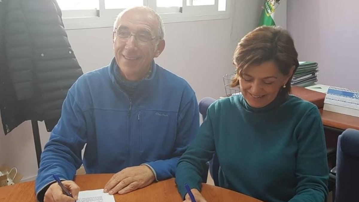 Firma del convenio entre el distrito y el centro educativo.