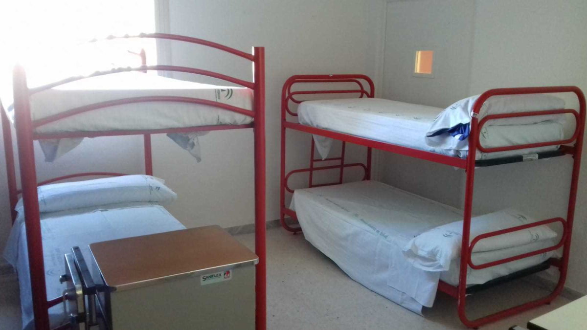 Una de las habitaciones con literas para las guardias de los MIR