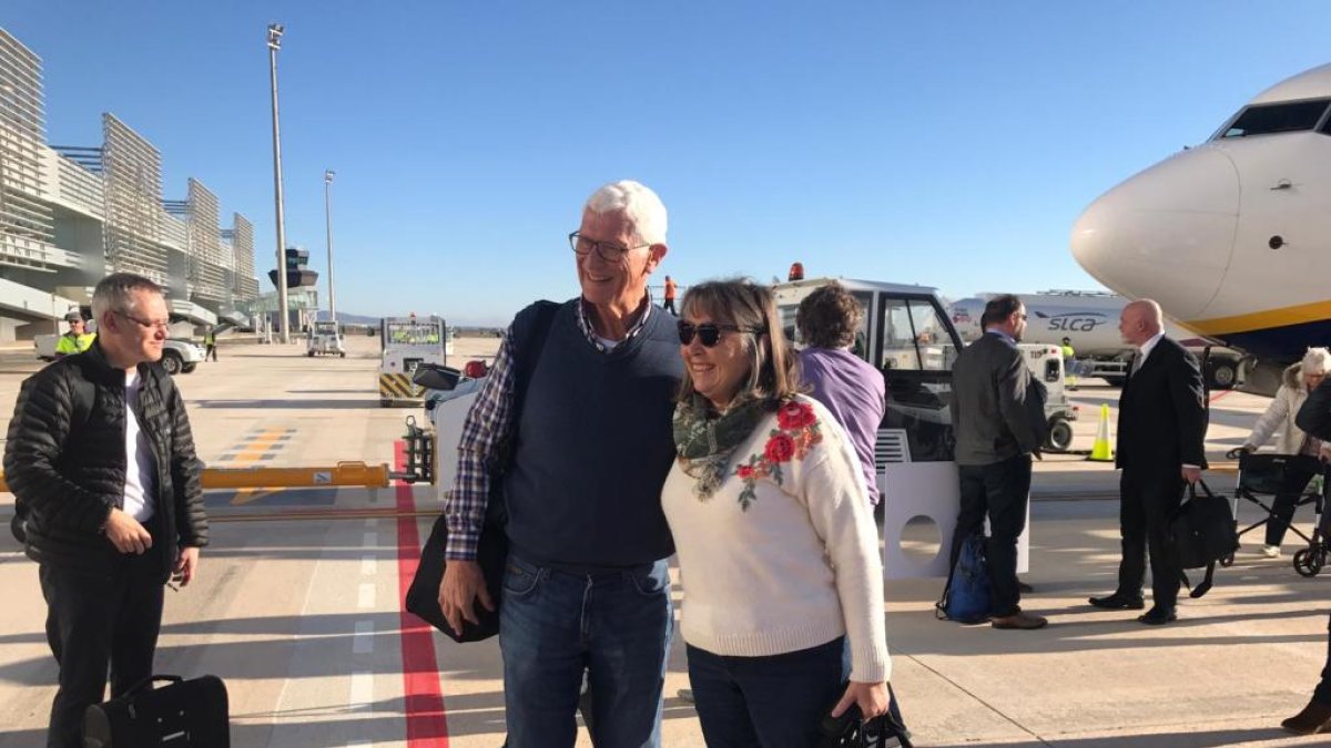 Primeros pasajeros que aterrizaron ayer en Corvera.