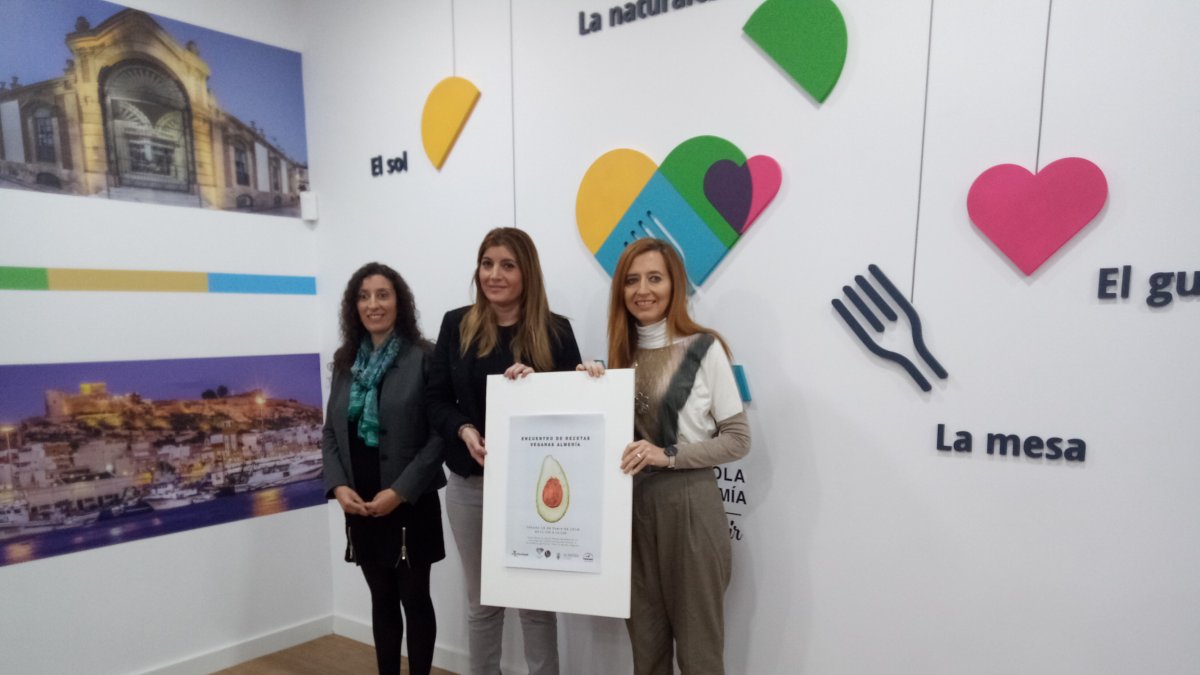 Carolina Lafita junto a la presidenta y la vicepresidenta de la Asociación de Vegetarianos de Almería.