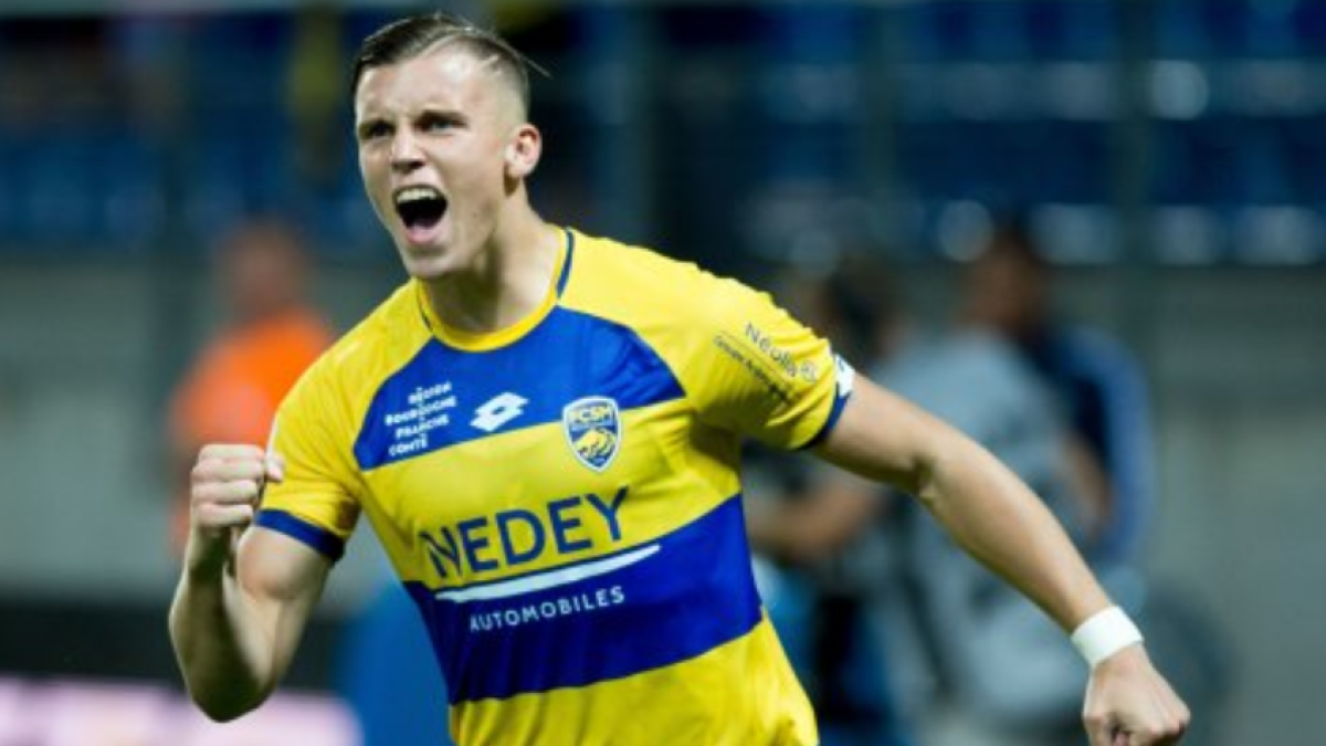 Demirovic celebrando un gol con el equipo galo del Sohaux.