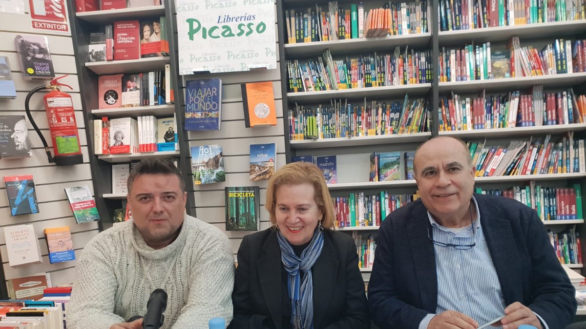 Mirta Núñez ayer en la Librería Picasso con Francisco J. Milán y Antonio Torres.
