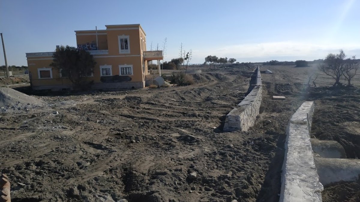 Zona de la obra sin presencia de obreros, máquinas ni materiales.