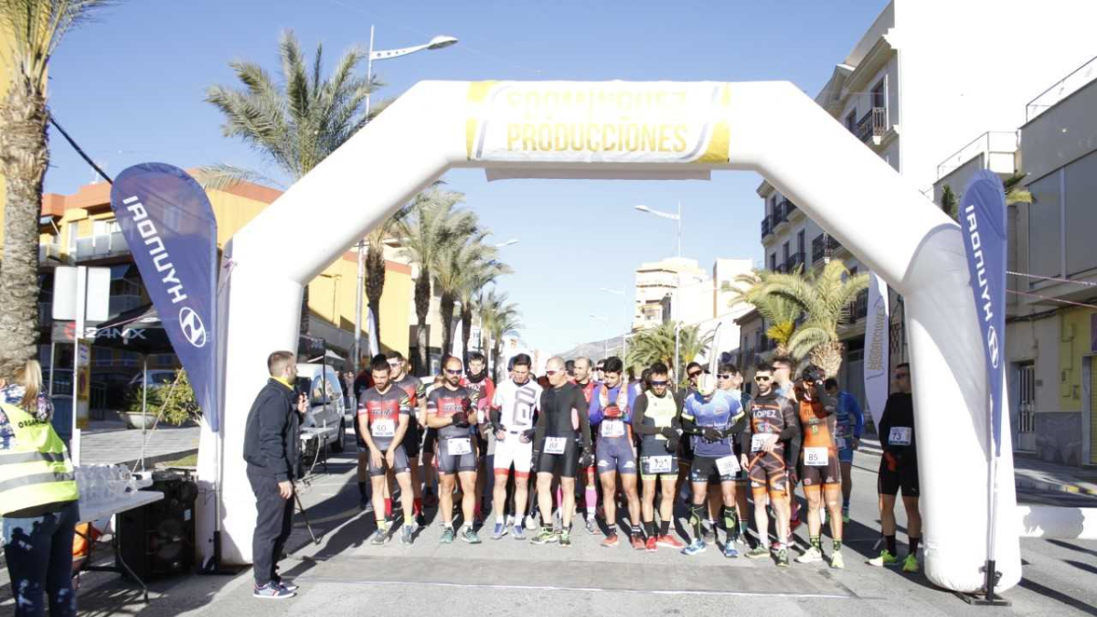 Los participantes en la primera carrera de Olula del Río.