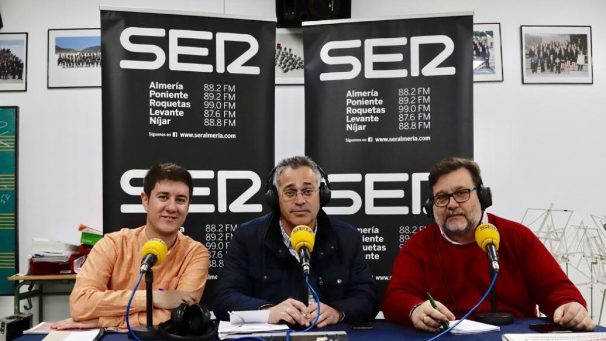 El alcalde de Olula del Río con Alfredo Casas (derecha) y Guillermo Mirón.