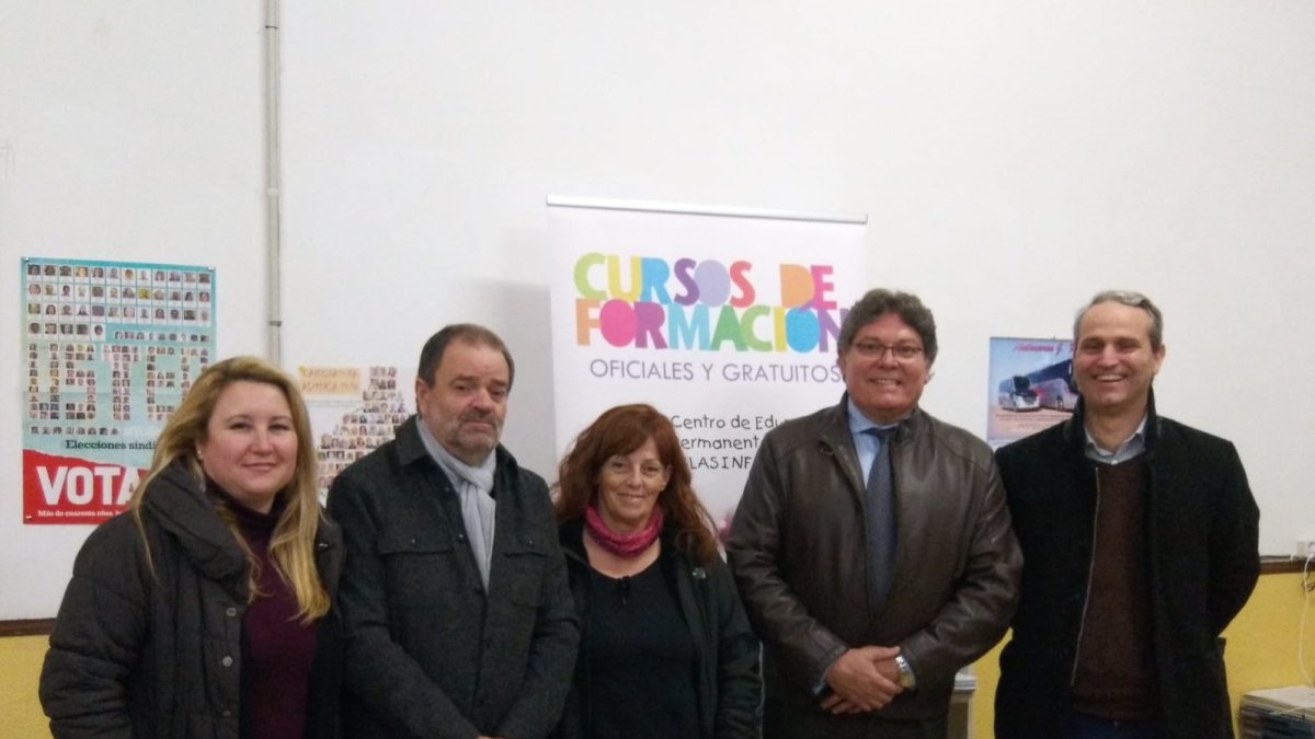 Dirigentes y miembros del PSOE con una docente del centro educativo.