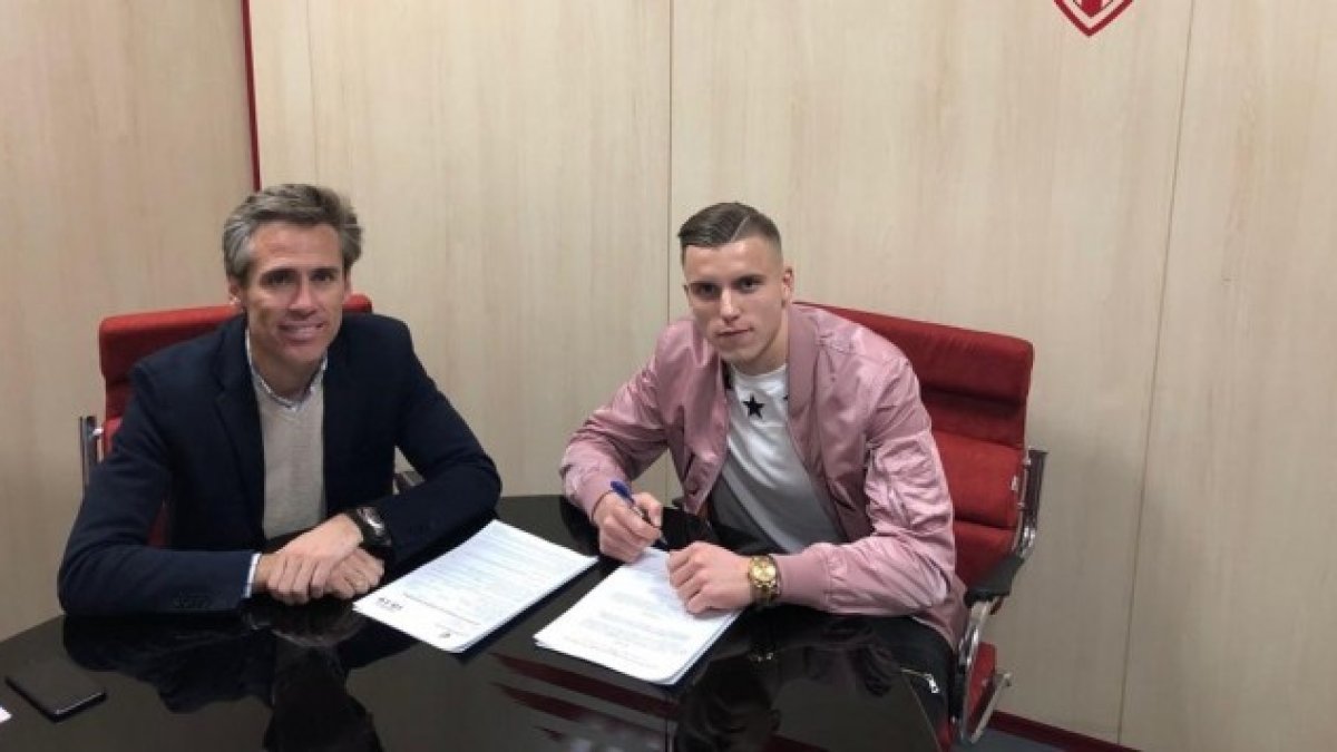 Corona y Demirovic firmando el nuevo contrato.