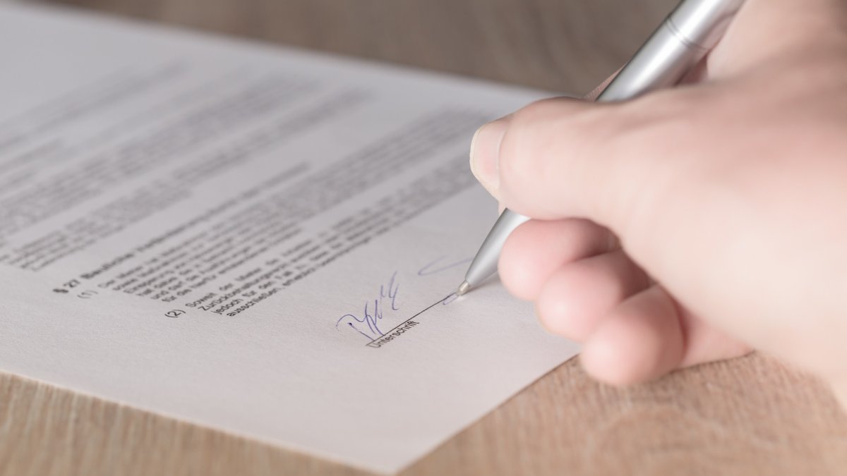 La mujer falsificó la firma de su marido durante más de una década.