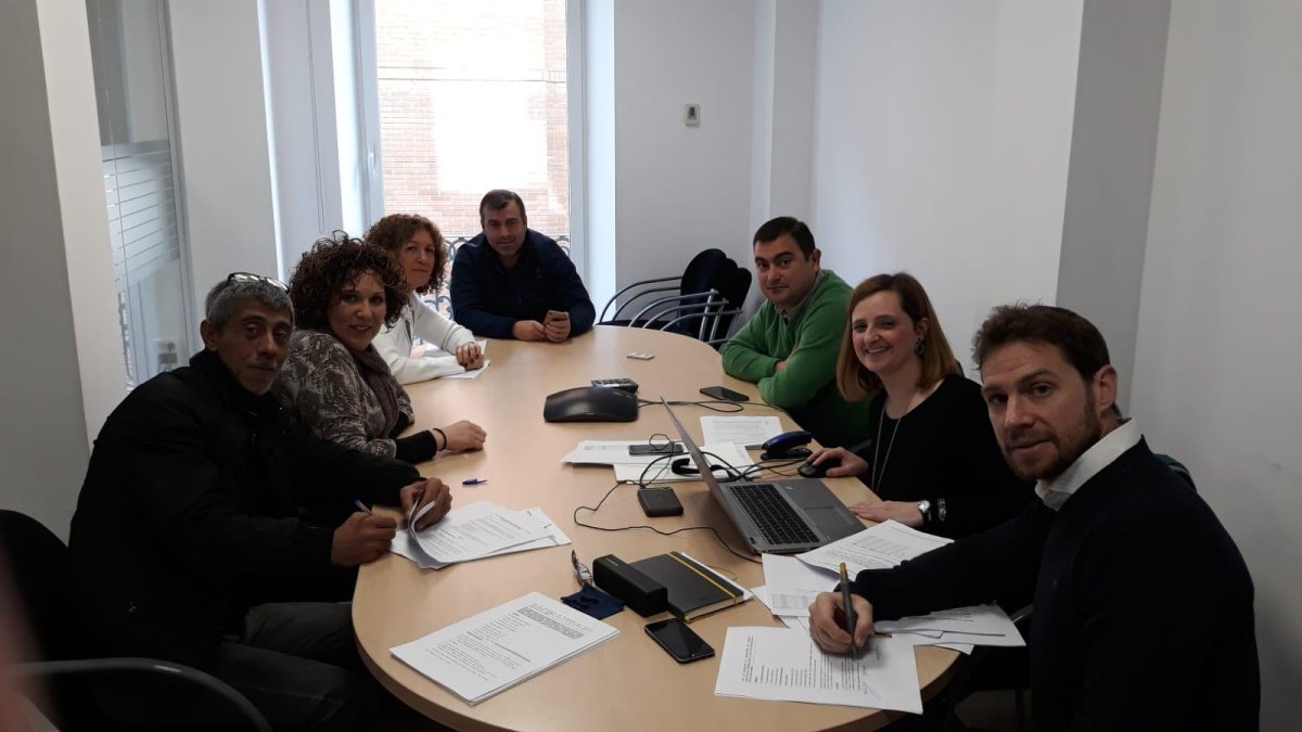 Momento de la firma del acuerdo tras la negociación.