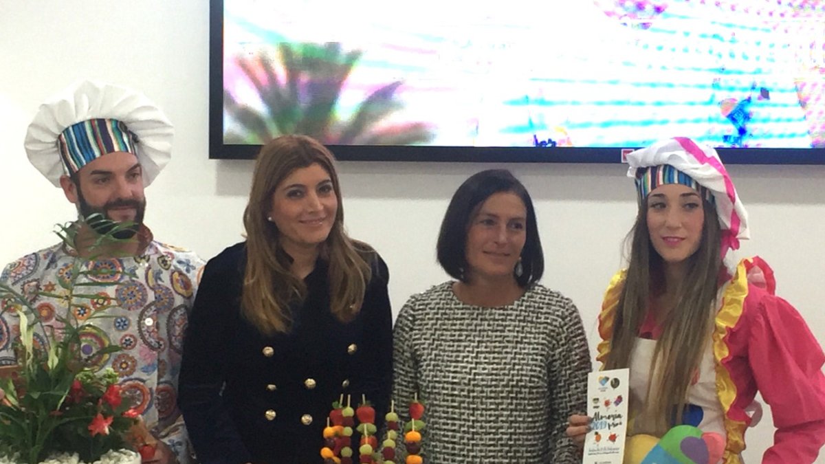 Carolina Lafita, concejal de Promoción de la ciudad, y Carmen Sánchez, de Almería Centro, durante la presentación del programa infantil.