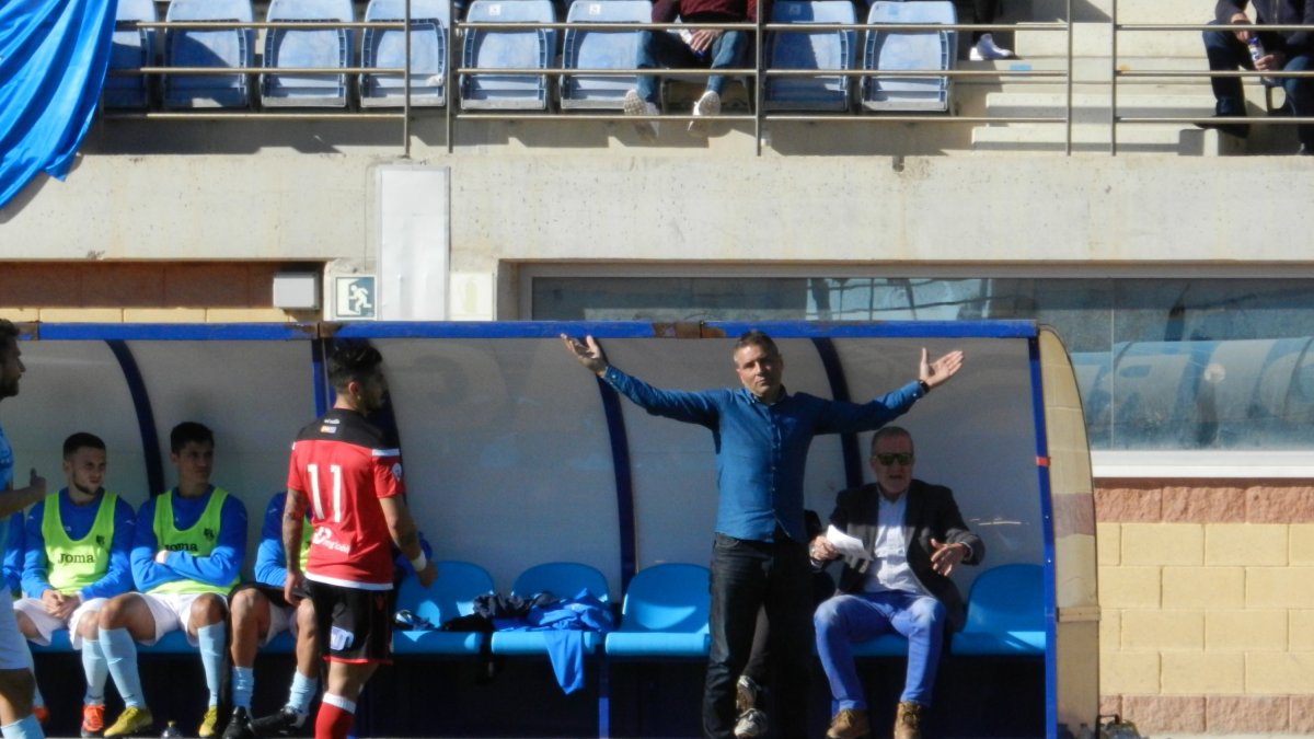 José Sevilla dirigiendo al equipo desde el banquillo en Santo Domingo.