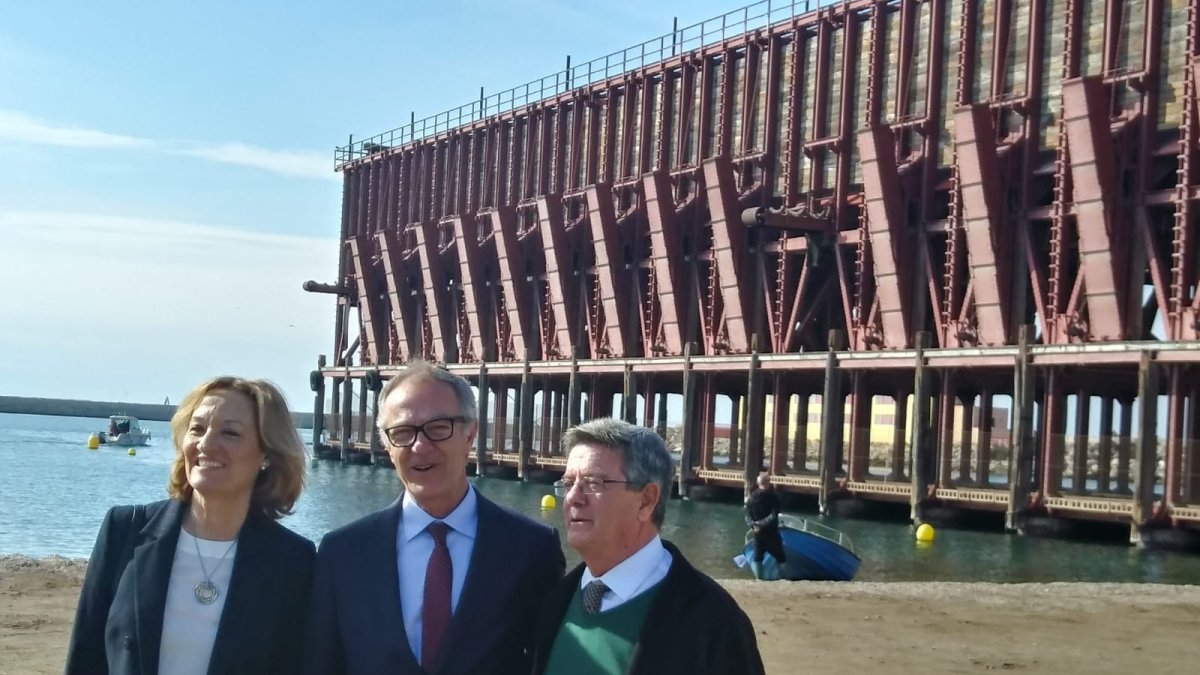 Carmen Ortiz, José Guirao y Ramón de Torres ante el Cable Inglés.