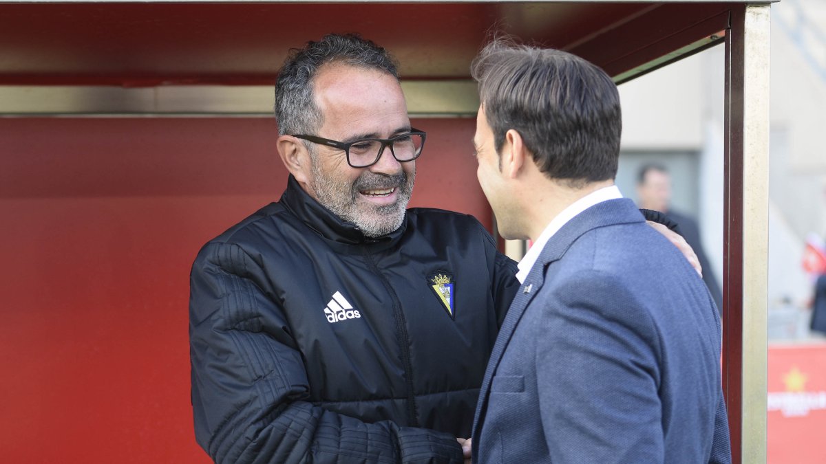 Álvaro Cervera saludando a Fran Fernández.