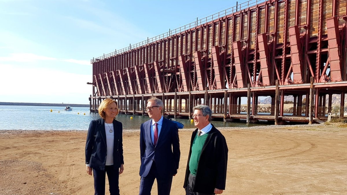 Guirao, en el centro, junto a Carmen Ortiz y Ramón de Torres