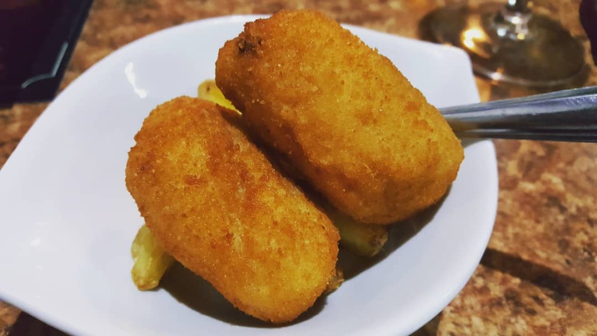 Croquetas de cocido o de jamón, con patatas o sin ellas, siempre son una apuesta segura al tapear. Foto: @elgastrolopitecus