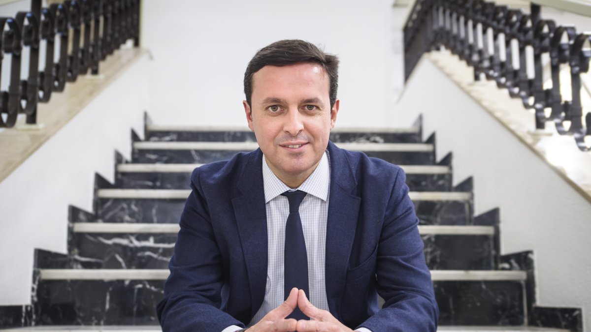 Javier aureliano García, en la escalera principal del Palacio Provincial.