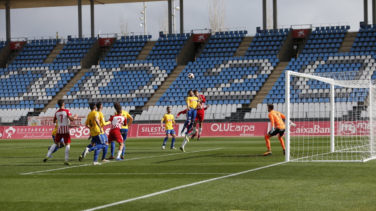 José Alonso, que debutó, en una disputa aérea.