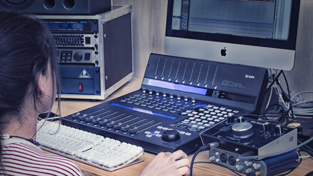 Joven en prácticas en el estudio de la Escuela de Imagen y Sonido de Almería.