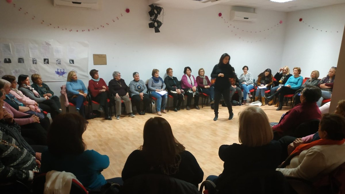 Alicia Amezcua, ponente, con las asistentes a su taller.