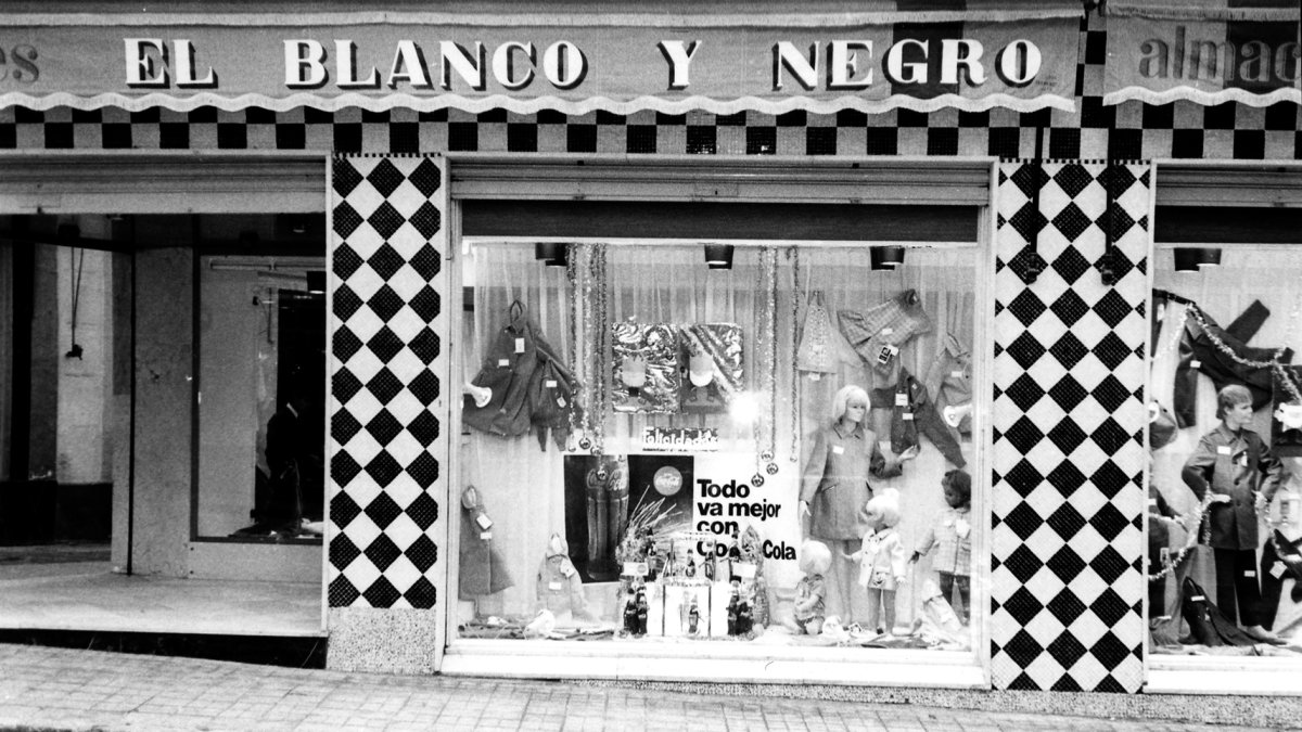 El escaparate de ‘El Blanco y Negro’ en las rebajas de enero de 1969.