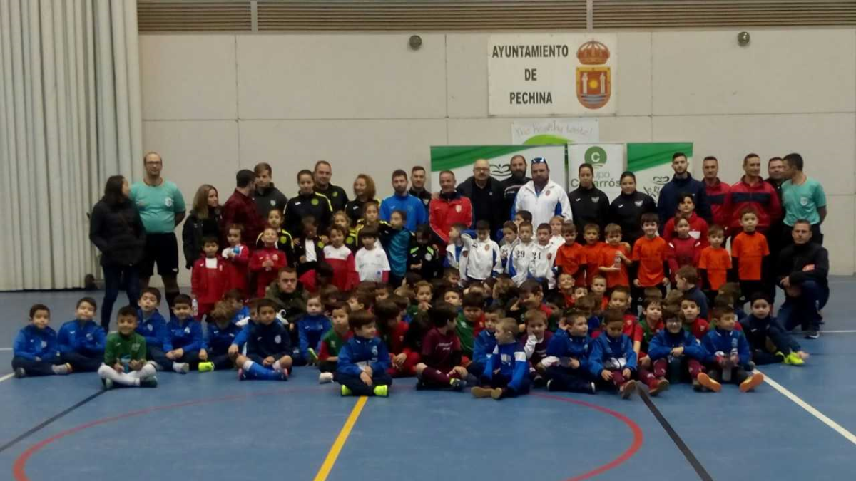 Los equipos en el centro de la pista.