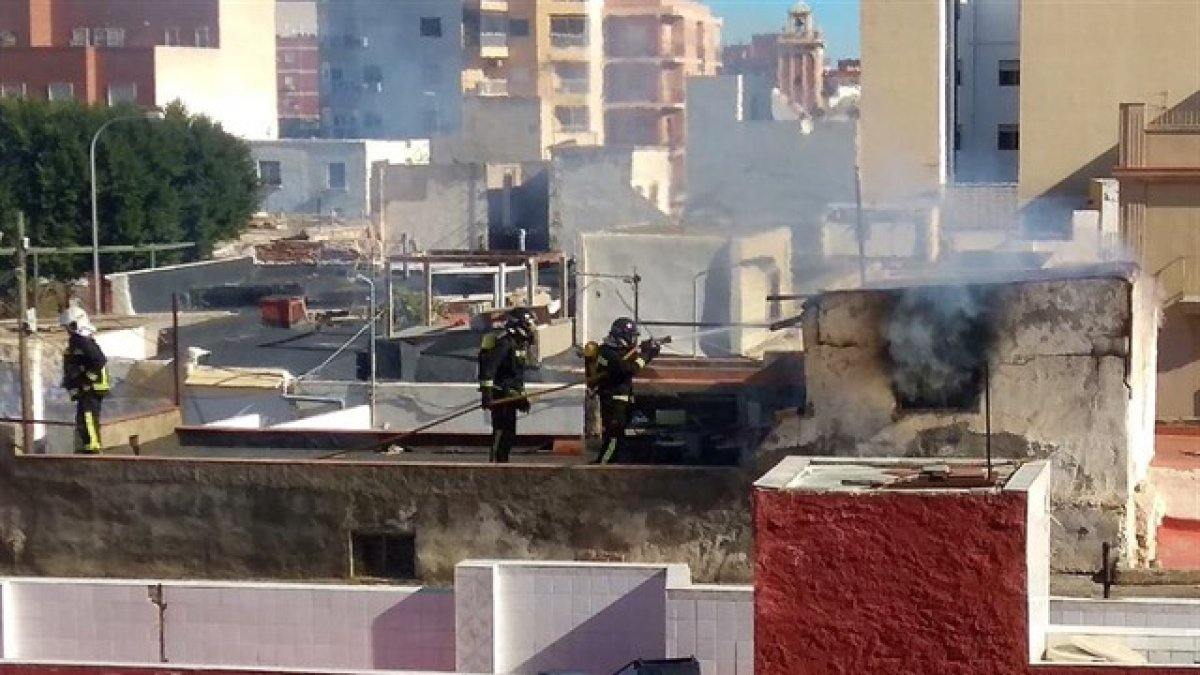 Los bomberos, trabajando para sofocar el incendio.