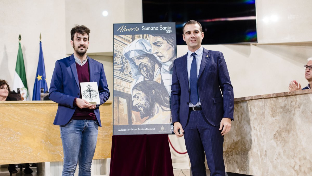Pedro Líndez, autor de la obra, junto al alcalde Ramón Fernández-Pacheco.