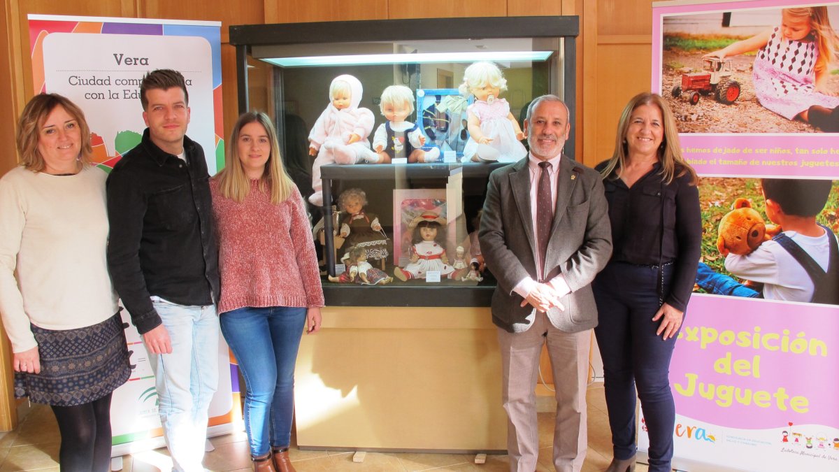 Autoridades durante la inauguración de la muestra.