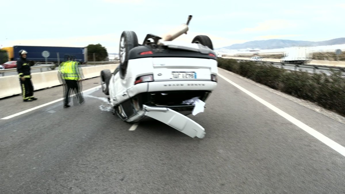 Así quedó uno de los vehículos en la autovía