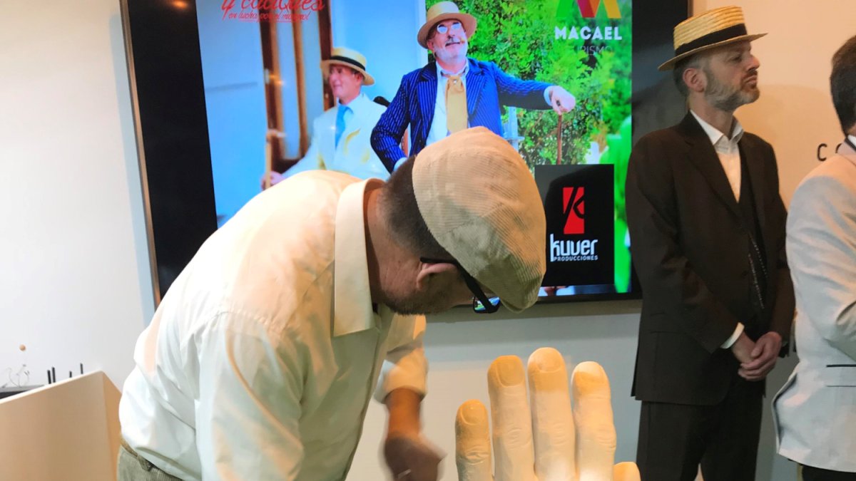 Un marmolista talla una pieza.