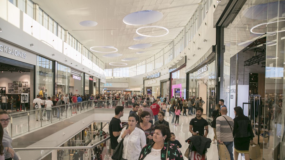 El Centro Comercial Torrecárdenas tiene una galería interior y un parque exterior.