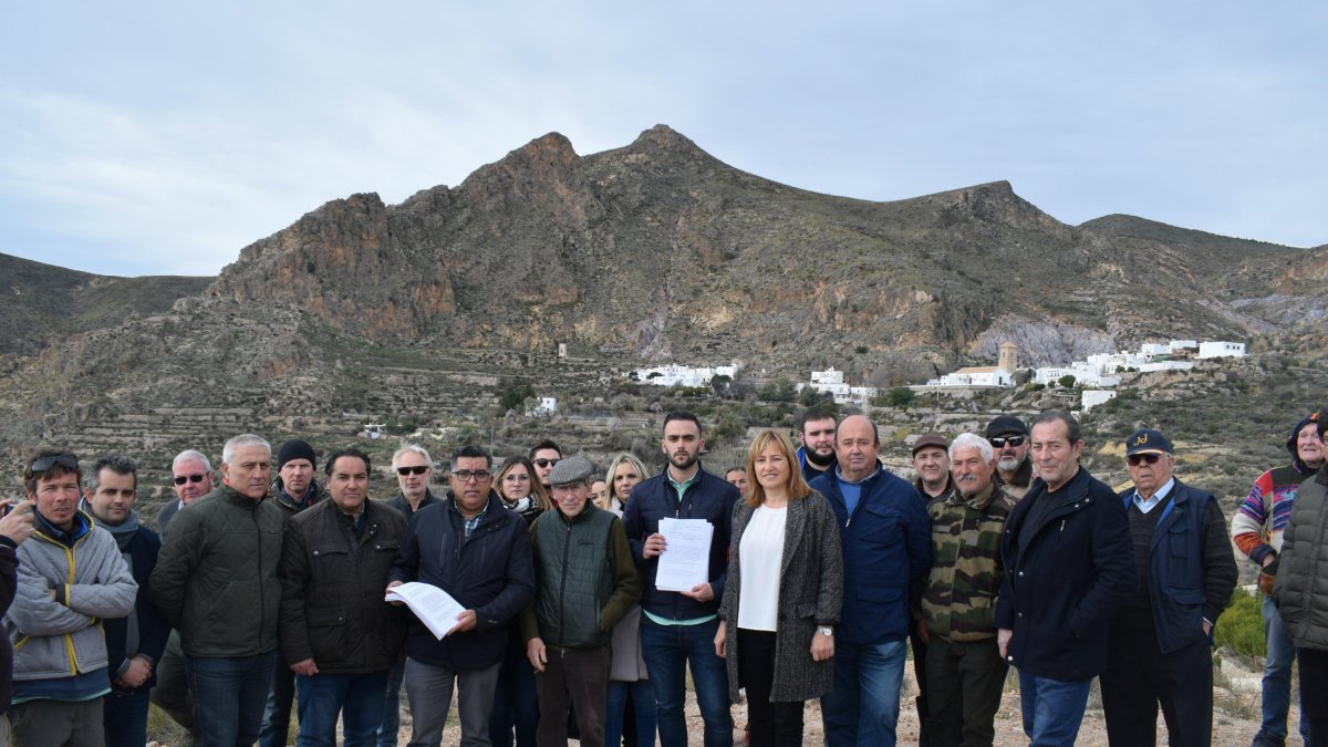 Concentración de vecinos, concejales y afectados, en protesta por la línea de alta tensión.
