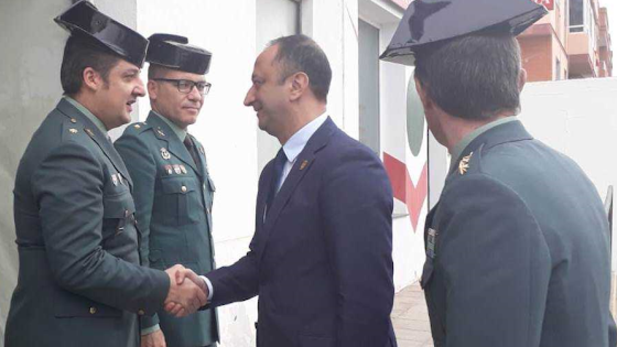 El delegado del Gobierno en Andalucía saluda a los agentes del cuartel de Vícar.