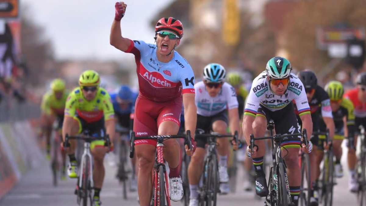 Marcel Kittel cruza ganador la línea de meta.