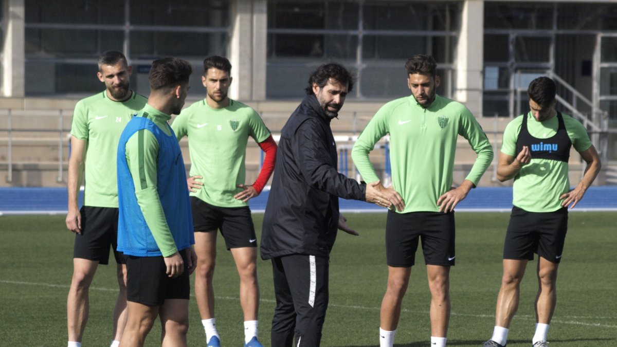 Jesús Muñoz repasando las acciones a balón parado.