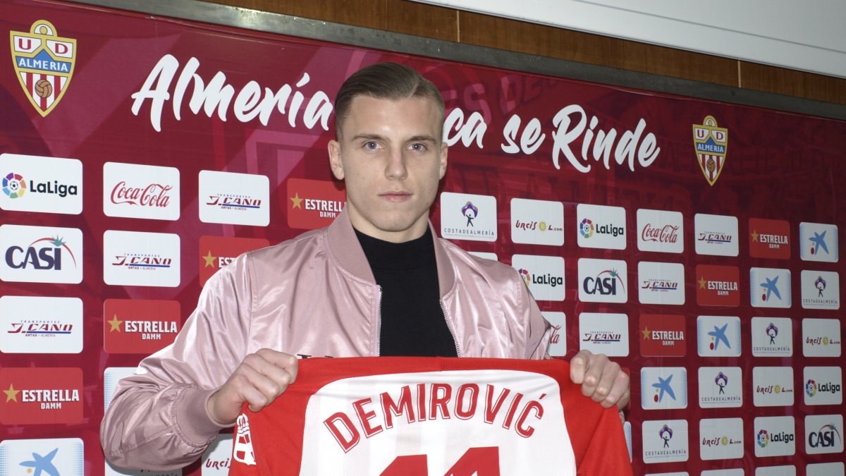 Ermedin Demirovic con su nueva camiseta.