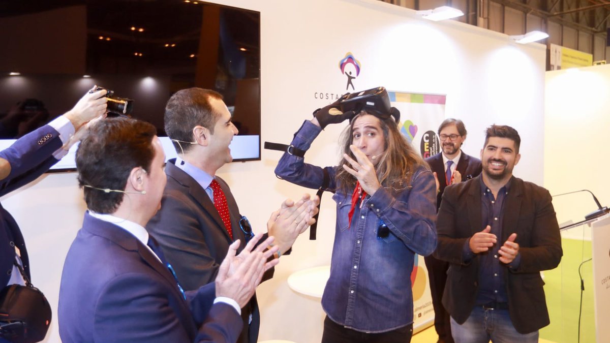 Mario Vaquerizo se prueba las gafas.