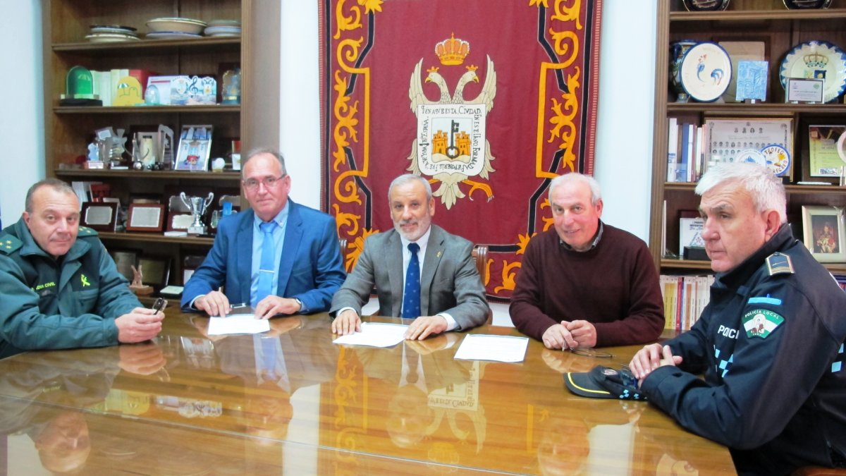 Firma del convenio este martes en el Ayuntamiento veratense.