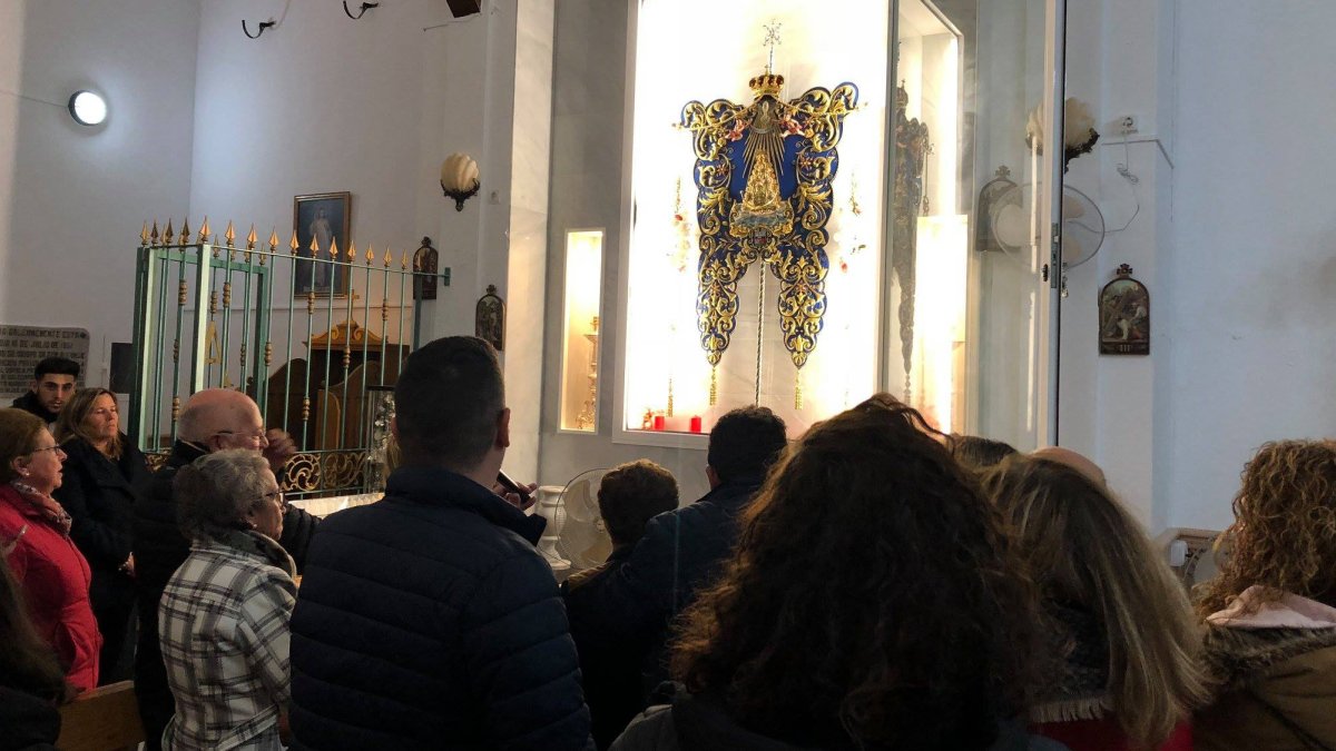 Hermanos del Rocío de Garrucha, ante su Simpecado.