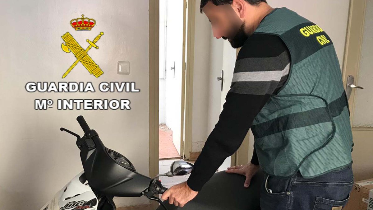 Agente junto a uno de los ciclomotores sustraídos.