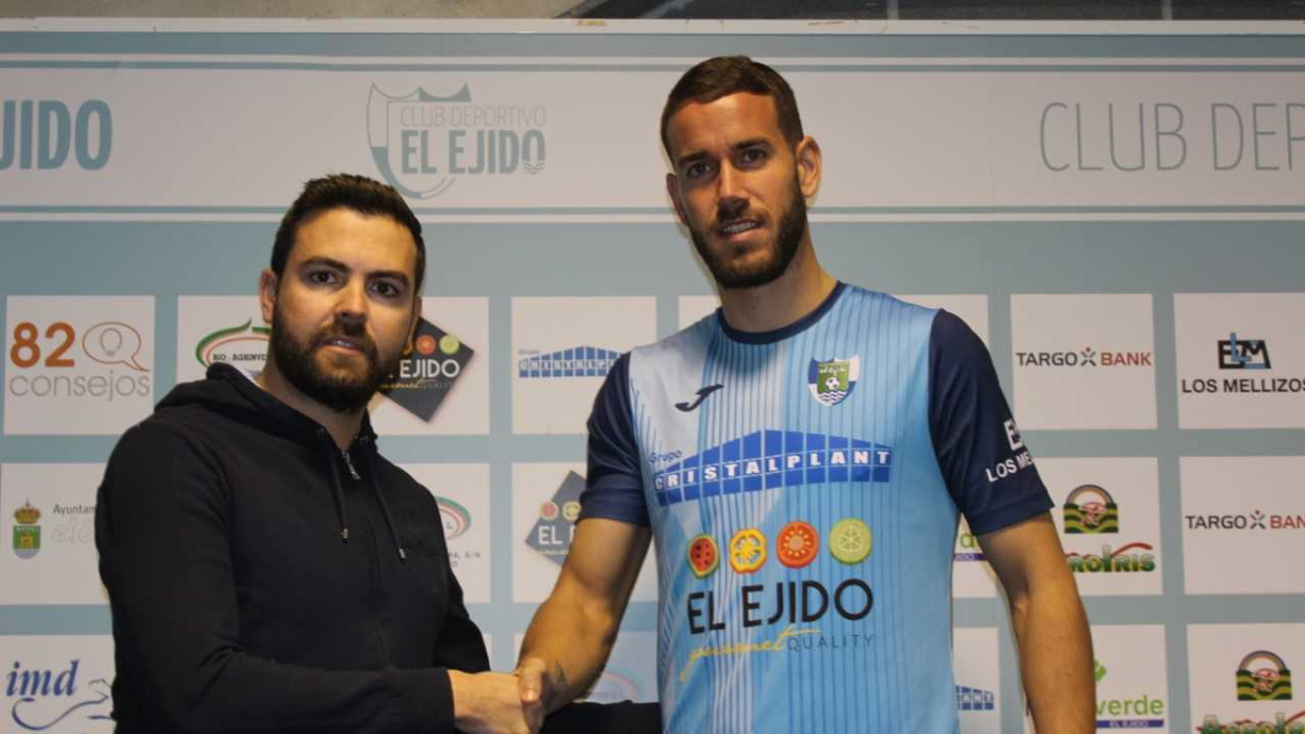 Javi Fernández presentando al nuevo jugador celeste.