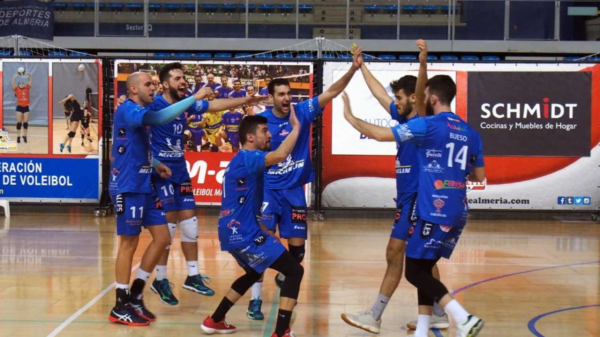 Los almerienses celebrando un punto ante Arona.