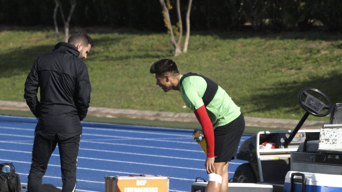 Narváez con molestias en la rodilla izquierda.