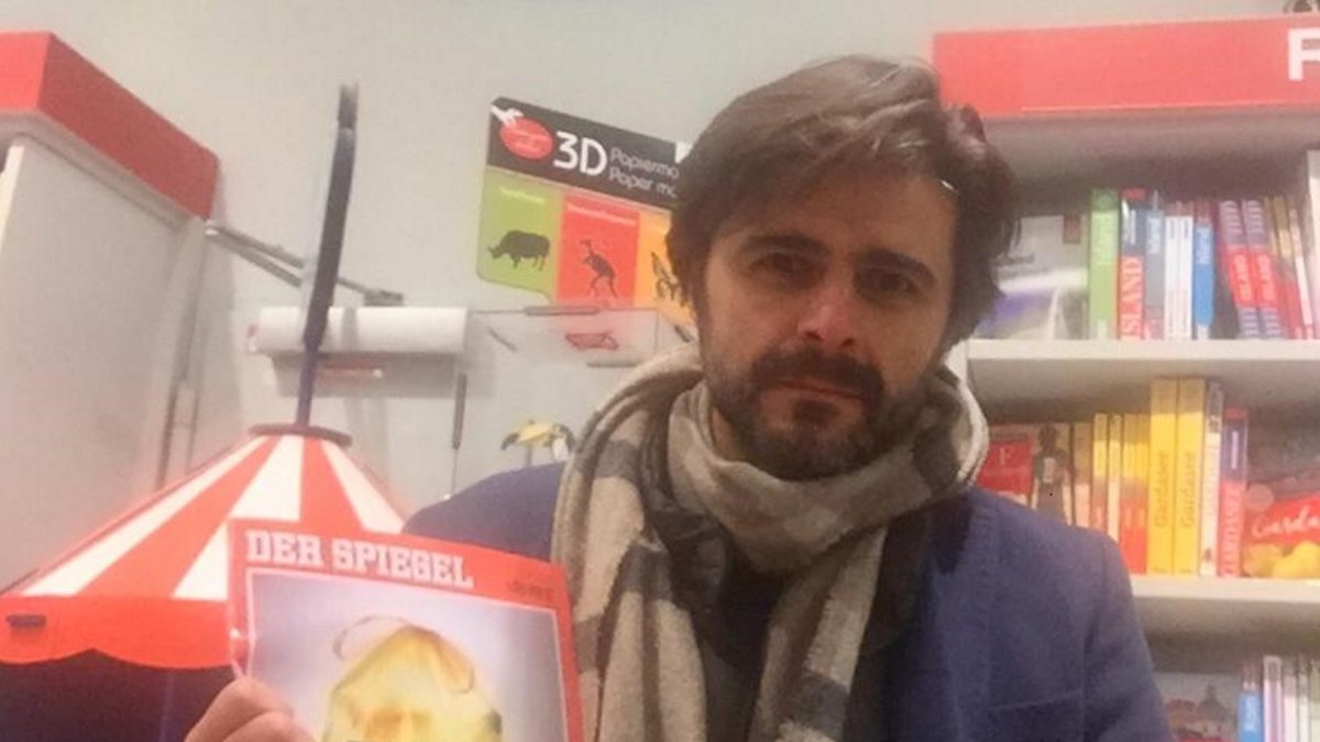 Juan Moreno, ayer en Berlin, con un ejemplar del semanario para el que trabaja.