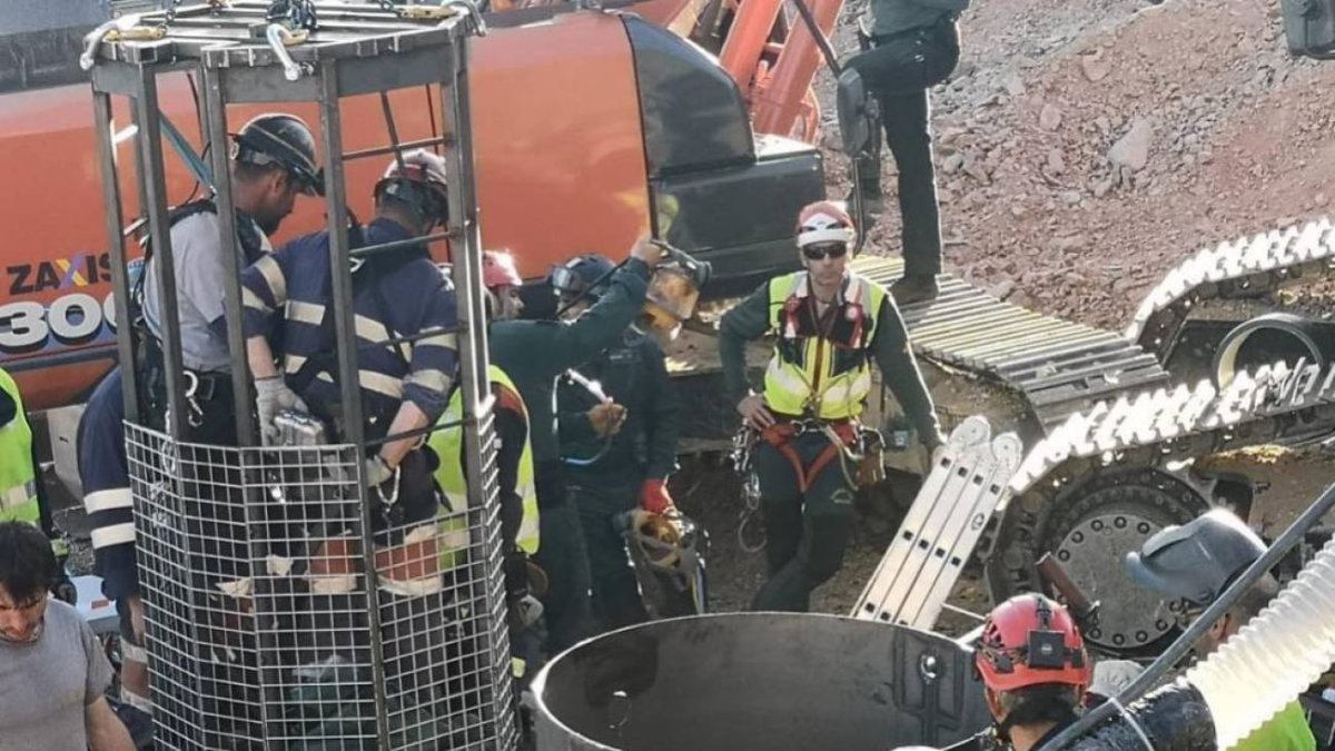 Los mineros descienden por el túnel de 60 metros para rescatar a Julen.