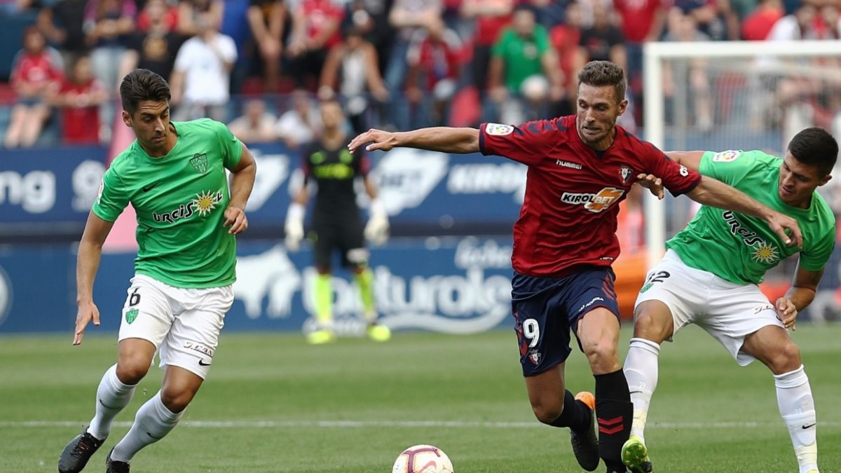 Una jugada del partido de la primera vuelta.