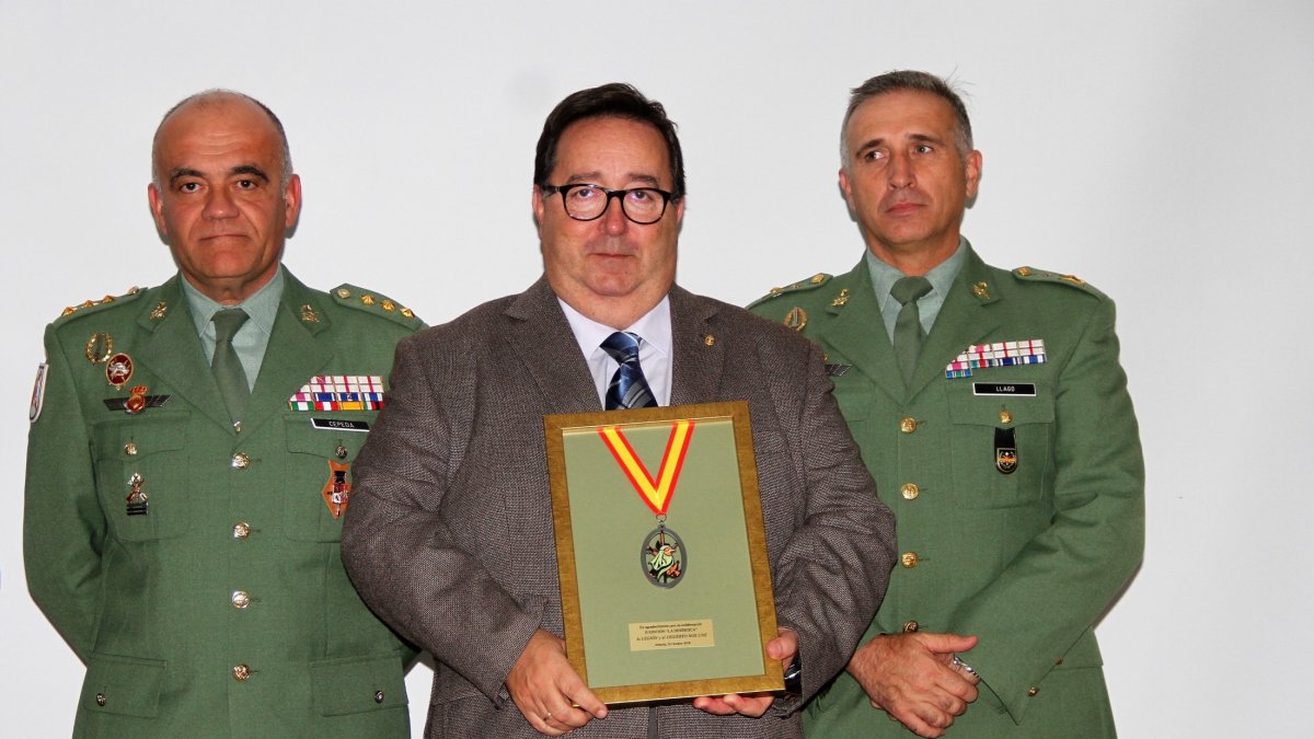 José Juan Rubí con la distinción entregada al Ayuntamiento.