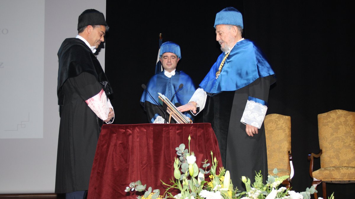 El rector, Carmelo Rodríguez; el padrino de la ceremonia, Enrique de Amo; y el catedrático Alberto Fernández.