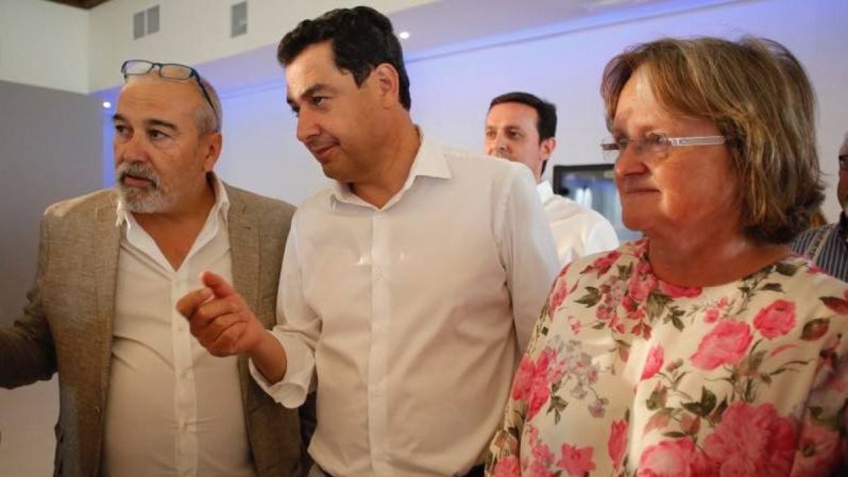 Representantes de afectados con Juan Manuel Moreno antes de las elecciones.